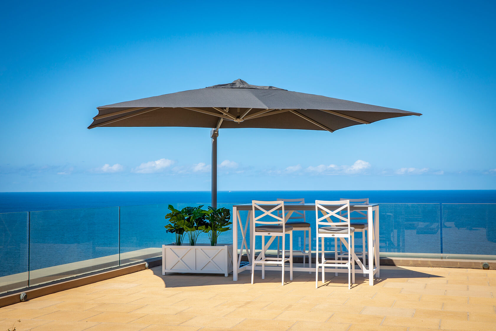 Shelta Asta Cantilever Umbrella image 0